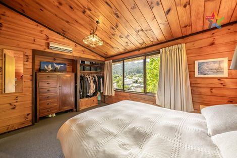 Photo of property in 30 Korau Grove, Stokes Valley, Lower Hutt, 5019