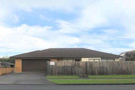 Photo of property in 2/91 Aviemore Drive, Highland Park, Auckland, 2010