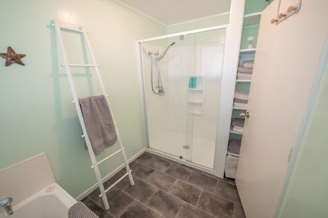 Photo of property in 2 Dudley Crescent, Cable Bay, 0420