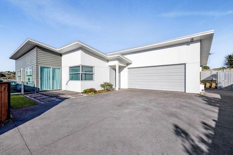 Photo of property in 17a Winstone Place, Highlands Park, New Plymouth, 4312