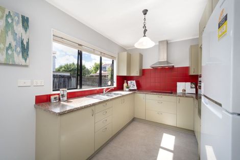 Photo of property in 2/83 Aviemore Drive, Highland Park, Auckland, 2010