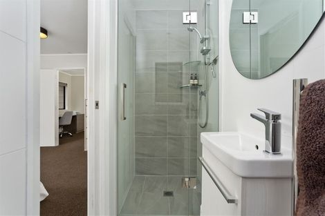 Photo of property in 3/82 Parr Terrace, Castor Bay, Auckland, 0620