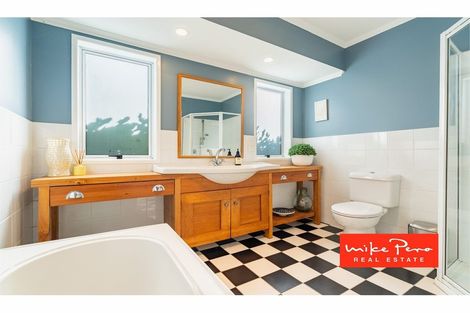 Photo of property in 24 Arama Avenue, Titirangi, Auckland, 0604