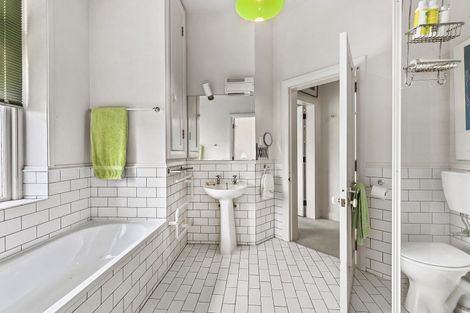 Photo of property in 16b Hadfield Terrace, Kelburn, Wellington, 6012