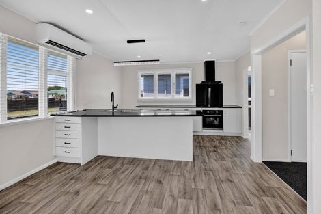 Photo of property in 1a Robbins Crescent, Hawera, 4610