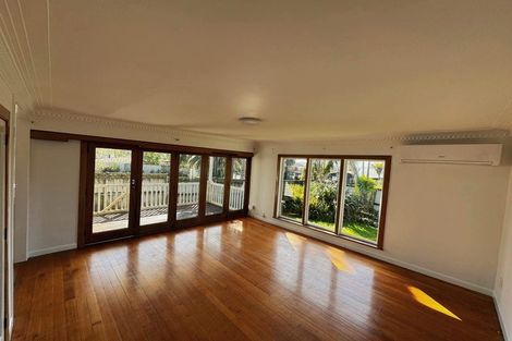 Photo of property in 17 Tauhinu Road, Greenhithe, Auckland, 0632