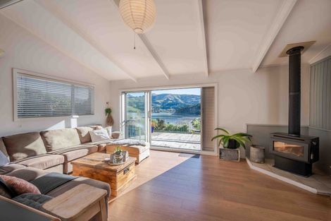 Photo of property in 22 Bayview Crescent, Duvauchelle, 7581