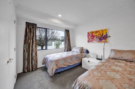 Photo of property in 10 Taylor Place, Merrilands, New Plymouth, 4312