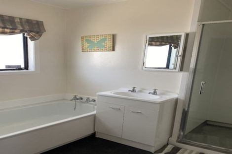 Photo of property in 7 Carluke Street, Paparangi, Wellington, 6037