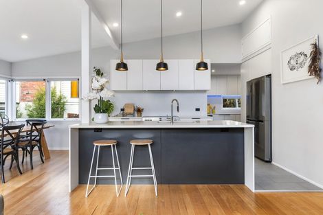 Photo of property in 62 Eskdale Road, Birkdale, Auckland, 0626