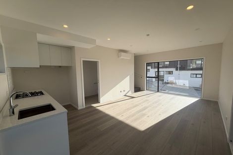 Photo of property in 27 Meadowood Drive, Unsworth Heights, Auckland, 0632