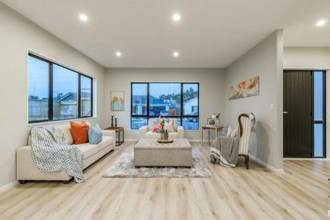 Photo of property in 15 Ropere Street, Kumeu, 0810