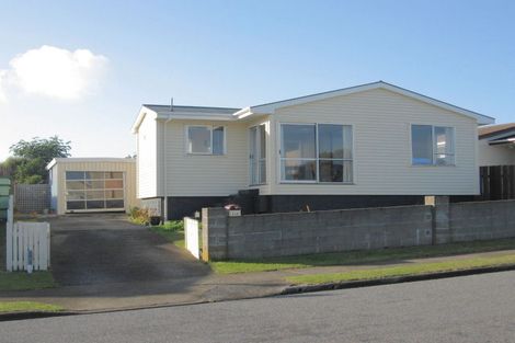 Photo of property in 150 Gloaming Hill, Titahi Bay, Porirua, 5022