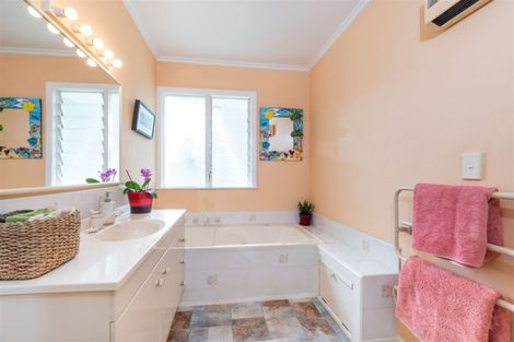 Photo of property in 25 Catalina Crescent, Forrest Hill, Auckland, 0620