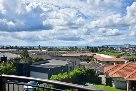 Photo of property in 37 Grovenor Drive, Orewa, 0931