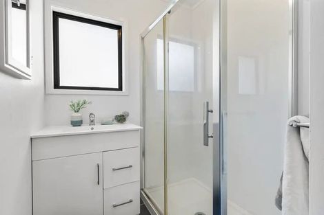 Photo of property in 2/128a Bruce Mclaren Road, Henderson, Auckland, 0612