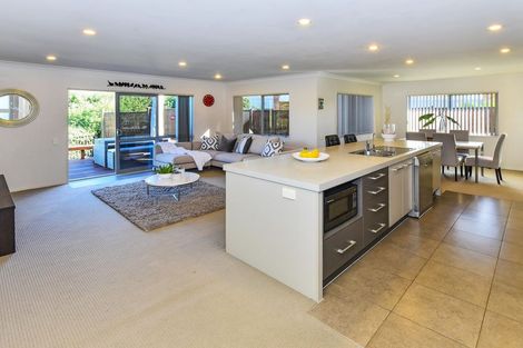 Photo of property in 6 Stranraer Crescent, Wattle Downs, Auckland, 2103