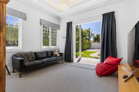Photo of property in 21 Norwood Road, Bayswater, Auckland, 0622