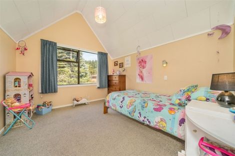 Photo of property in 1 Garth Lane, Maoribank, Upper Hutt, 5018