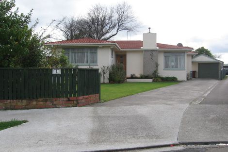 Photo of property in 1 Droylsden Place, Palmerston North, 4410