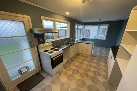 Photo of property in 35 Pokohiwi Road, Normandale, Lower Hutt, 5010