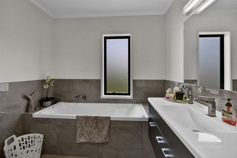 Photo of property in 1b Links Drive, Waiwhakaiho, New Plymouth, 4312