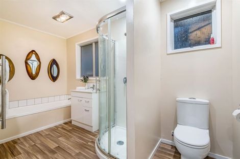 Photo of property in 26 Staincross Street, Green Bay, Auckland, 0604