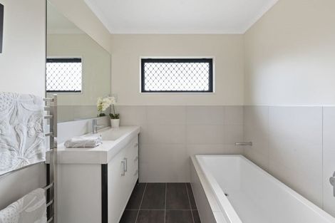 Photo of property in 72 Lake Panorama Drive, Henderson Valley, Auckland, 0612