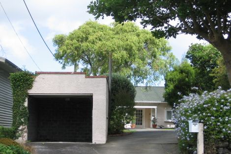 Photo of property in 19 Stanley Point Road, Stanley Point, Auckland, 0624