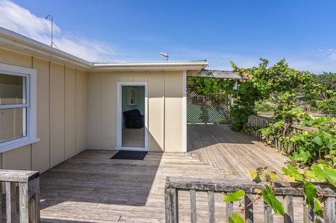 Photo of property in 28 Drake Street, Waikawa Beach, Levin, 5573