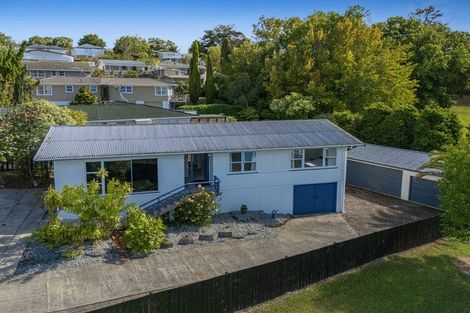 Photo of property in 39 Totaravale Drive, Totara Vale, Auckland, 0629