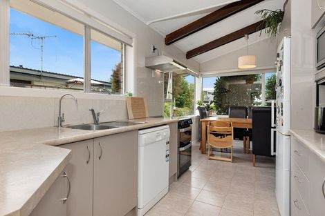 Photo of property in 2 Morrow Avenue, St Andrews, Hamilton, 3200