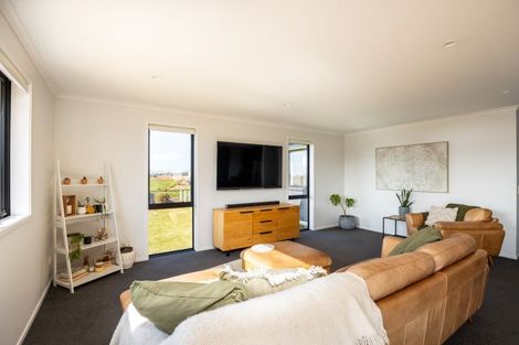 Photo of property in 3 Aheahea Way, Hurworth, New Plymouth, 4310