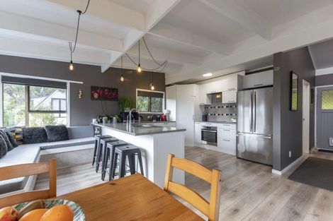 Photo of property in 125 Seaview Road, Piha, 0772