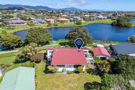Photo of property in 8 Pio Pio Place, Waikanae Beach, Waikanae, 5036