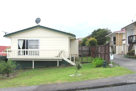 Photo of property in 1/5 Capilano Place, Glenfield, Auckland, 0629