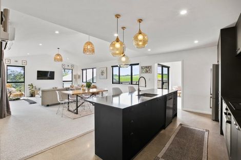 Photo of property in 100 Carthew Street, Okato, 4335