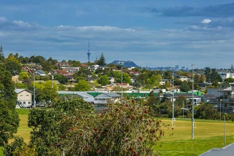 Photo of property in 7 Heather Place, Sunnynook, Auckland, 0620