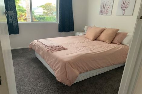 Photo of property in 18 Walton Street, Red Beach, 0932