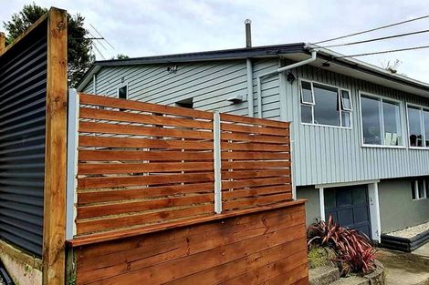 Photo of property in 9 Salford Street, Newlands, Wellington, 6037