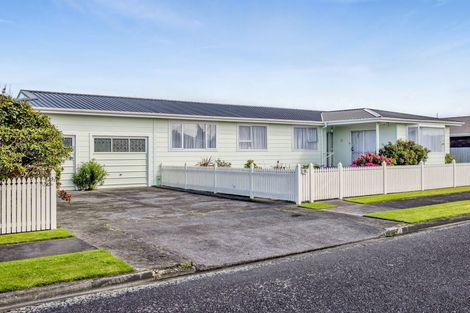 Photo of property in 35 Murdoch Street, Hawera, 4610