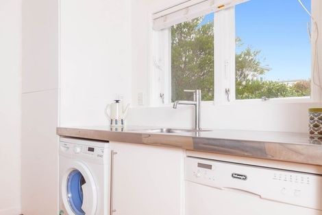 Photo of property in Kingsgate Flats, 10 Austin Street, Mount Victoria, Wellington, 6011