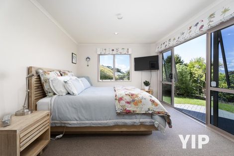 Photo of property in 14 Dress Circle, Newlands, Wellington, 6037