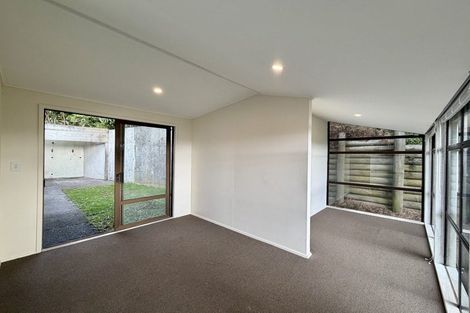 Photo of property in 33 Omega Street, Newlands, Wellington, 6037