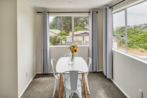 Photo of property in 30 Colchester Crescent, Newlands, Wellington, 6037