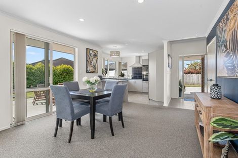 Photo of property in 14 Roto View, One Tree Point, 0118