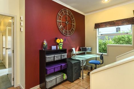 Photo of property in 8 Barrett Street, Westown, New Plymouth, 4310