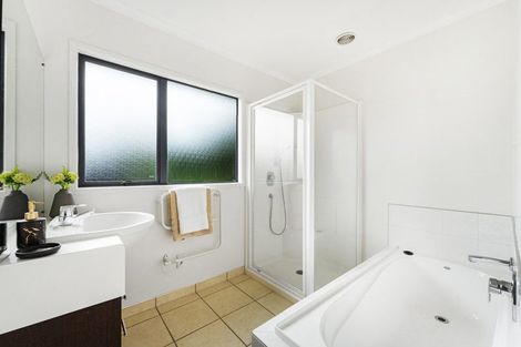 Photo of property in 4 Adrigole Place, East Tamaki, Auckland, 2013