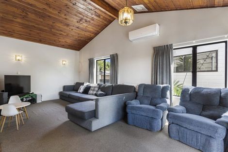 Photo of property in 17 Oakmont Place, Wattle Downs, Auckland, 2103