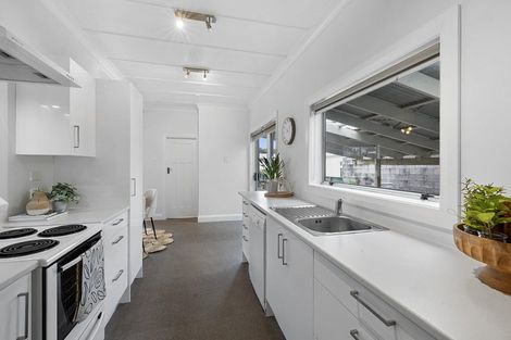 Photo of property in 14 Calvert Road, Moturoa, New Plymouth, 4310